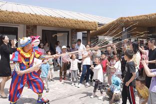 牌面！上海黄浦江畔城市之窗为阿根廷亮灯，纪念世界杯夺冠一周年